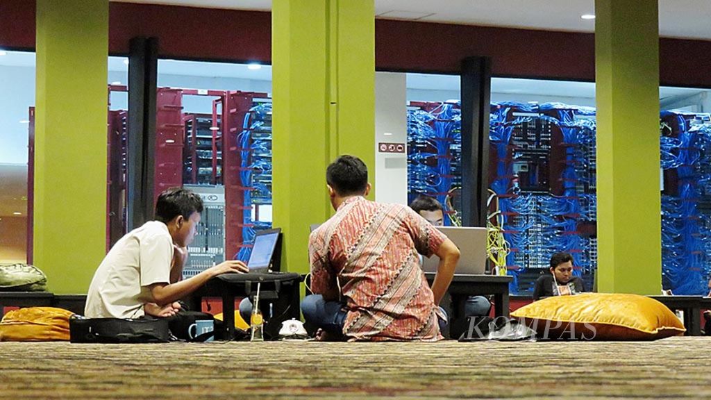 Sejumlah tim pendukung teknologi informasi salah satu perusahaan jasa komputasi awan dan jasa internet memantau pergerakan dari sebuah <i>coworking space</i> di bilangan Jakarta Selatan, Senin (22/2/2016). 