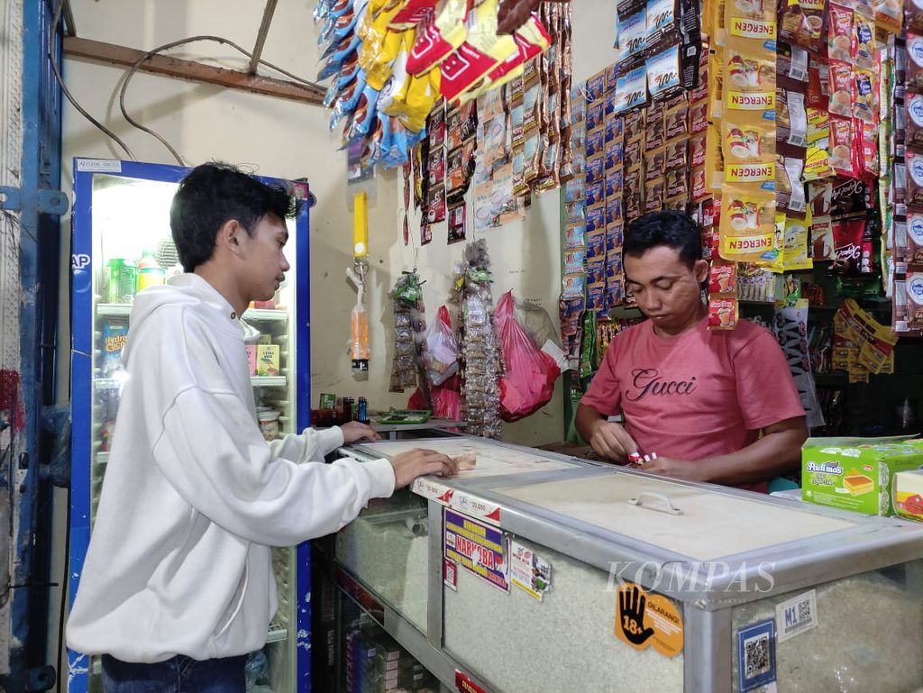 Ari Wahyudi (right) serves customers at a Madura-style stall that has stood for more than five years in Sawangan, Depok, West Java, on Wednesday (9/11/2022).