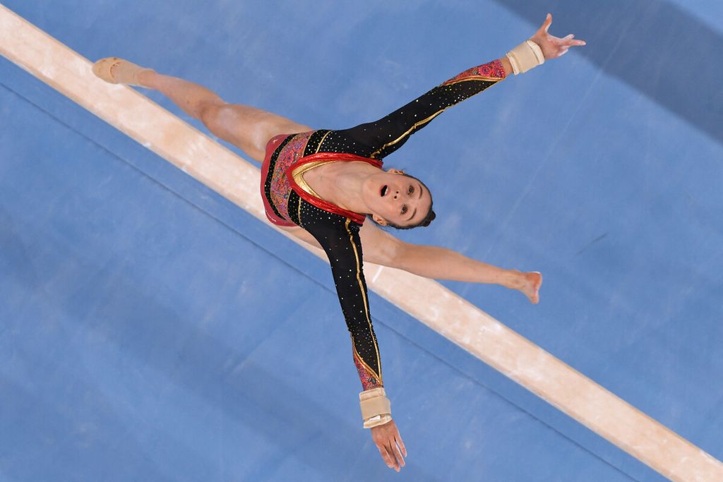 Atlet Belgia, Nina Derwael, bertanding dalam cabang olahraga balok keseimbangan senam artistik kualifikasi putri pada Olimpiade Tokyo 2020 di Ariake Gymnastics Center, Tokyo, Jepang, Minggu (25/7/2021). 