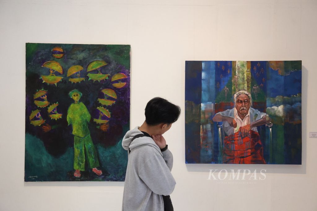 Pengunjung memperhatikan lukisan karya Amrus Natalsya dan Misbach Tamrin yang ditampilkan dalam pameran <i>Dua Petarung </i>di Bentara Budaya Yogyakarta, Kota Yogyakarta, Jumat (15/12/2023). 