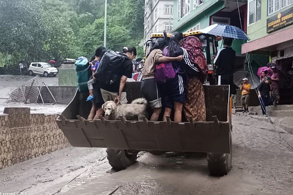 Foto selebaran yang dirilis Kementerian Pertahanan India dan diambil pada 4 Oktober 2023 menunjukkan penduduk dievakuasi ari Muguthang, Negara Bagian Sikkim, setelah banjir bandang akibat hujan deras dengan intensitas tinggi di wilayah tersebut. T