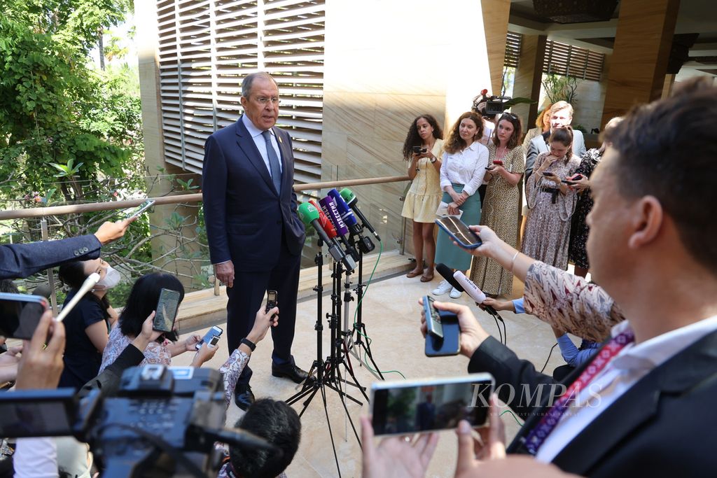 Menteri Luar Negeri Rusia Sergey Lavrov menjawab sejumlah pertanyaan wartawan di sela-sela kegiatan Pertemuan Menteri Luar Negeri G20 di Nusa Dua, Badung, Bali, Jumat (8/7/2022).