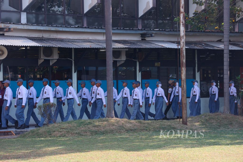 Siswa baru dari berbagai daerah yang berbaris untuk mengikuti kunjungan presiden di SMK Negeri Jawa Tengah, Kota Semarang, Rabu (30/8/2023). Sejak tahun 2014, Pemerintah Provinsi Jawa Tengah membuka program bagi siswa miskin melalui pendidikan gratis di SMK Negeri Jawa Tengah. 