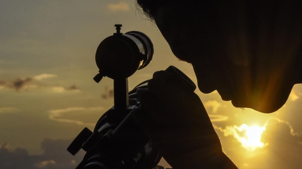 Seorang petugas rukyat meneropong posisi hilal (bulan) guna menentukan awal bulan Ramadhan 1440 Hijriah di pos observasi taman wisata Pantai Loang Baloq, Ampenan, Mataram, Nusa Tenggara Barat, Minggu (5/5/2019).  