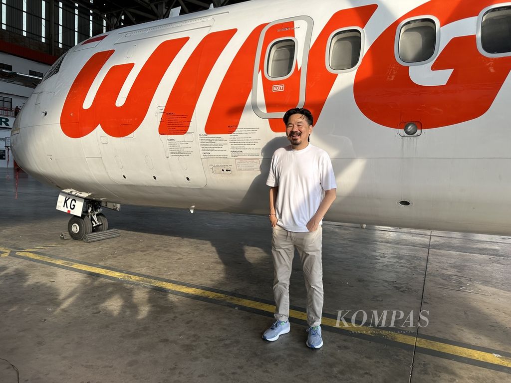 Pendiri Lion Air Group Rusdi Kirana difoto di depan pesawat ATR-72 Wings Air di Batam Aero Technic di kompleks Bandara Hang Nadim, Batam, Kepulauan Riau, Kamis (21/3/2024).