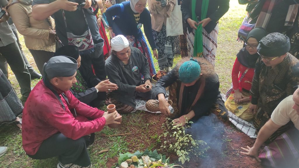 Sejumlah peserta menjalani proses sedekah hutan di kawasan Universitas Indonesia, Depok, Jawa Barat, Sabtu (3/6/2023).