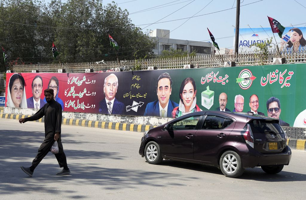 Poster para caleg dalam pemilu Pakistan masih terpasang di Karachi pada Jumat (9/2/2024). Pemilu digelar pada hari Kamis (8/2/2024). 