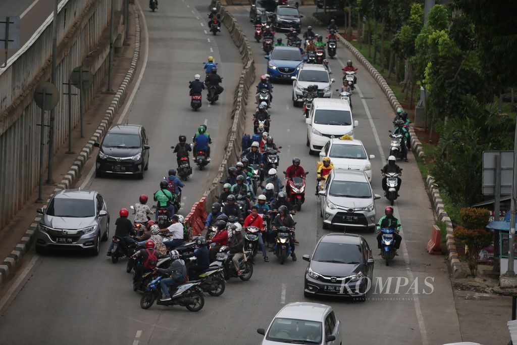 A motorcyclist tries to go against the flow when passing through Haji Tang Street beside the Jakarta Outer Ring Road (JORR), Petukangan, South Jakarta, on Thursday (12/12/2019). This traffic indiscipline can endanger other motorists.