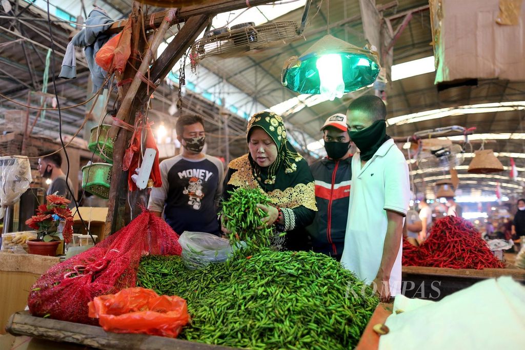 Pedagang melayani pembeli cabai di Pasar Induk Kramat Jati, Jakarta Timur, Senin (25/5/2020). 