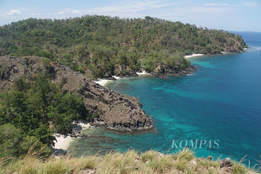 Pemandangan Laut Sulawesi dan perbukitan dilihat dari puncak Bukit Pulisan, Sabtu (9/11/2019). Bukit itu terletak di timur Pantai Pulisan, Likupang Timur, Minahasa Utara, Sulawesi Utara.