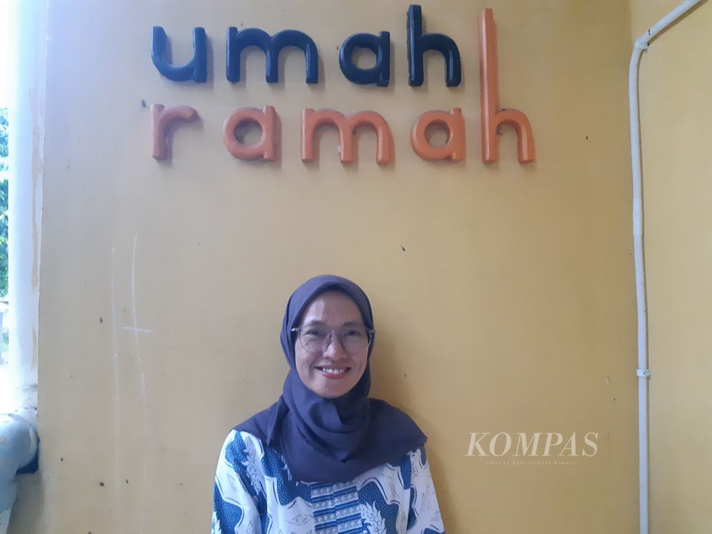 Asih Widyowati, salah satu pendiri Umah Ramah, saat diwawancarai di Kabupaten Cirebon, Jawa Barat, Rabu (11/1/2023). Umah Ramah merupakan lembaga yang fokus pada isu seksualitas, kesehatan reproduksi, dan kekerasan seksual.