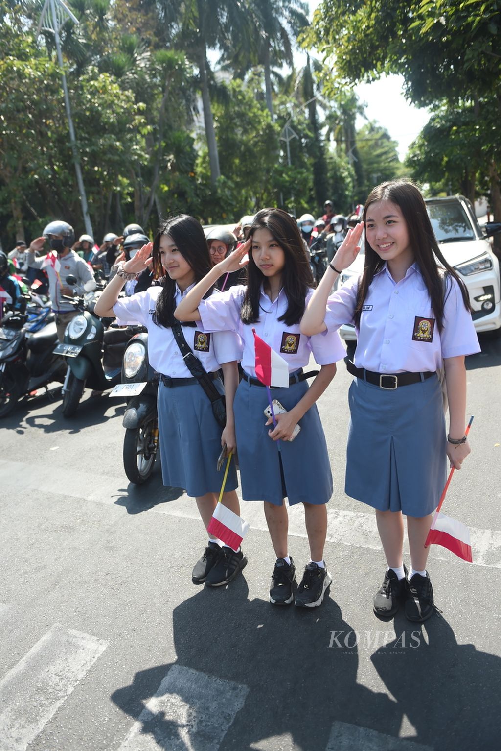 Pejalan kaki di Jalan Polisi Istimewa, Surabaya, Jawa Timur, memberikan hormat kepada bendera Merah Putih saat peringatan detik-detik proklamasi memperingati HUT Ke-78 Kemerdekaan RI, Kamis (17/8/2023). 