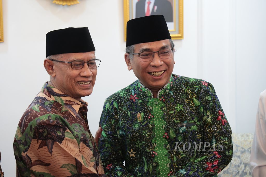 Ketua Umum Pengurus Pusat Muhammadiyah Haedar Nashir (kiri) bertemu Ketua Umum Pengurus Besar Nahdlatul Ulama (PBNU) Yahya Cholil Staquf di Kantor PBNU, Jakarta, Kamis (25/5/2023). 