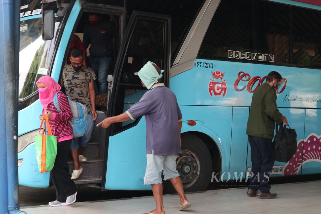 Penumpang bus turun di Terminal Harjamukti, Kota Cirebon, Jawa Barat, Rabu (5/5/2021). Kebijakan larangan mudik pada 6-17 Mei membuat sebagian besar bus di terminal tidak beroperasi.