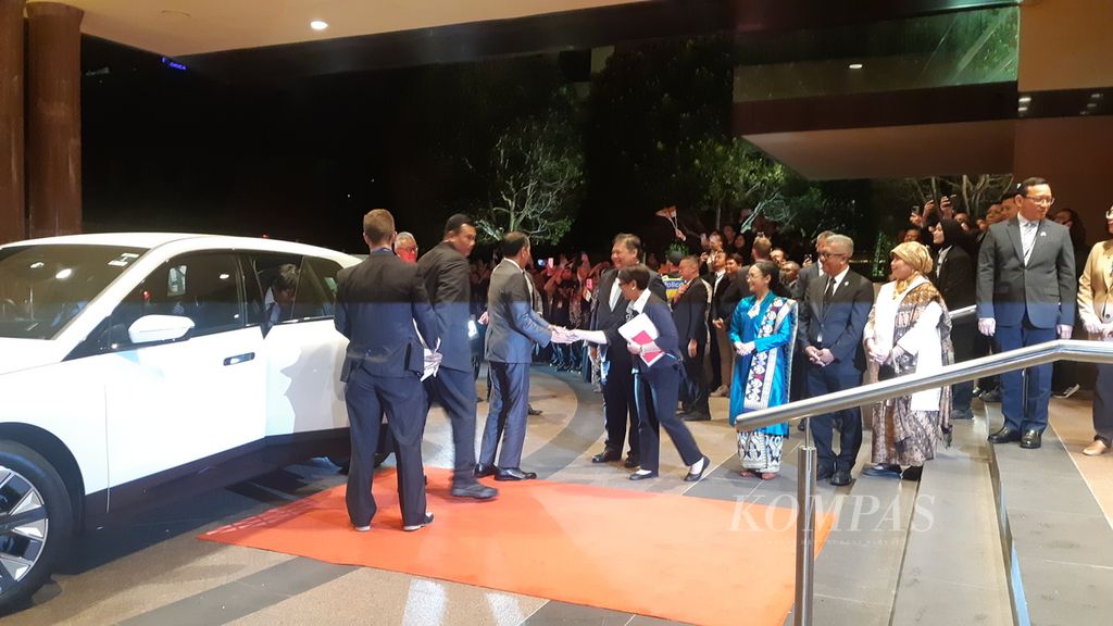 Presiden Joko Widodo disambut Menteri Luar Negeri Retno Marsudi dan Menteri Koordinator Bidang Perekonomian Airlangga Hartarto, Senin (4/3/2024), di Melbourne, Australia.