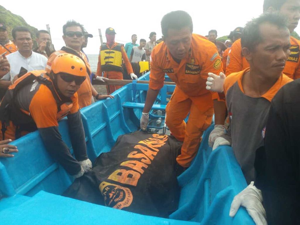 Tampak proses evakuasi korban tenggelam di Pantai Payangan, Selasa (12/2/2019)