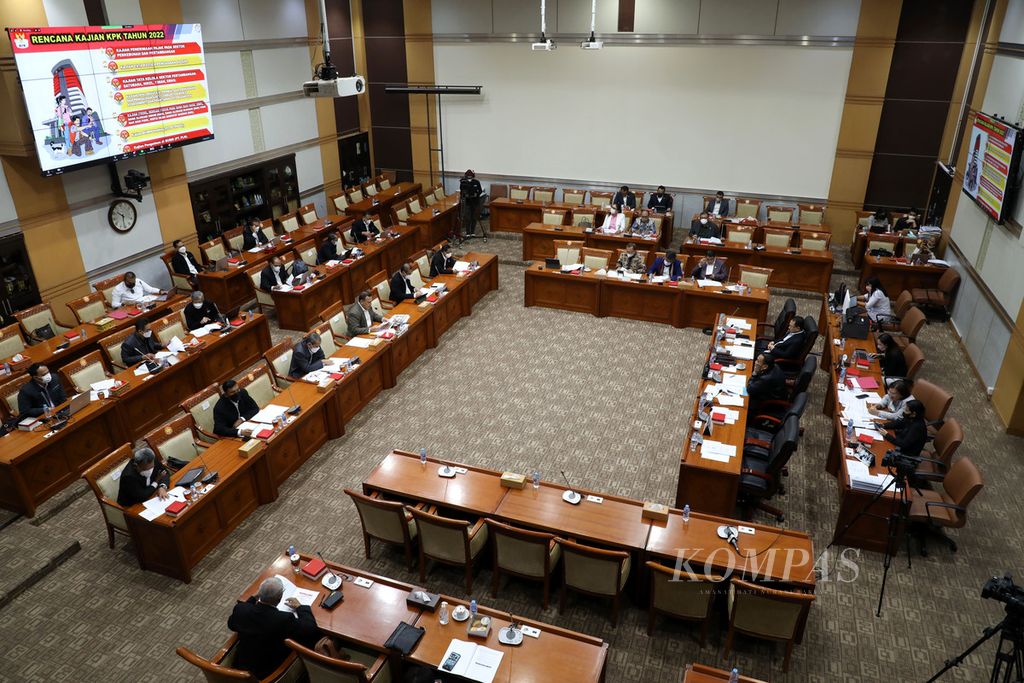 Suasana rapat kerja Komisi Pemberantasan Korupsi (KPK) dengan Komisi III DPR di Kompleks Parlemen, Senayan, Jakarta, Rabu (30/3/2022). 