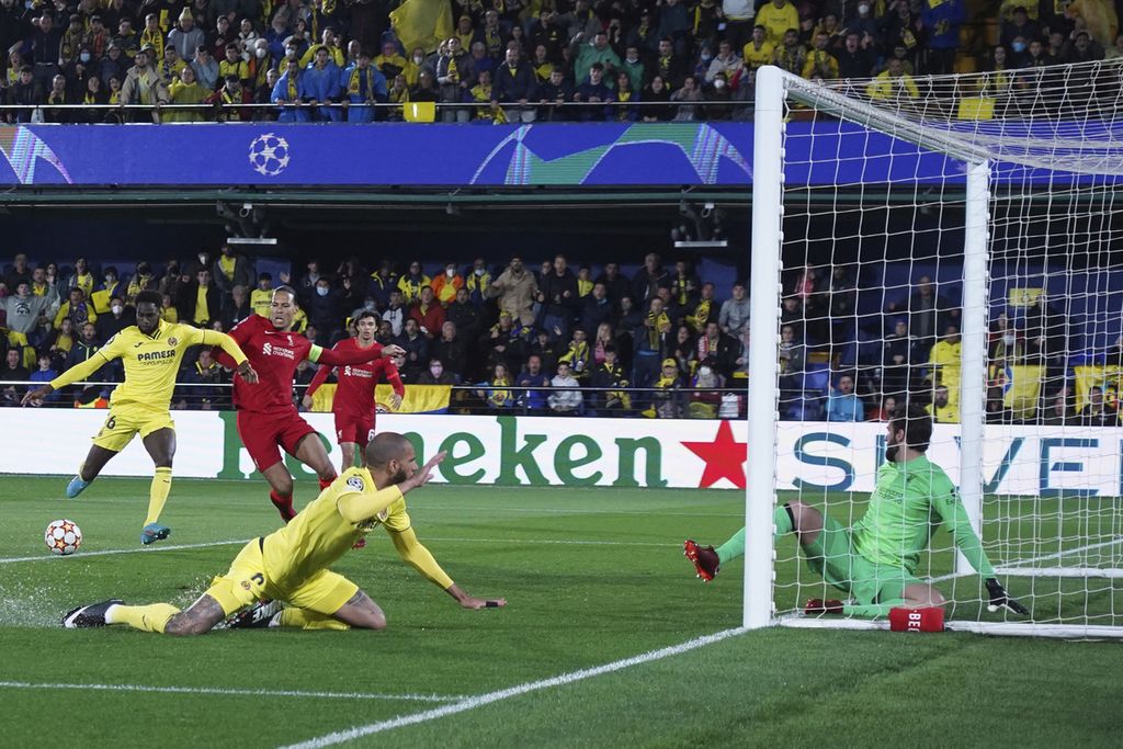 Pemain Villarreal Boulaye Dia (kiri) mencetak gol ke gawang Liverpool pada laga kedua semifinal Liga Champions di Stadion Ceramica, Kota Villarreal, Spanyol, Selasa (3/5/2022). 