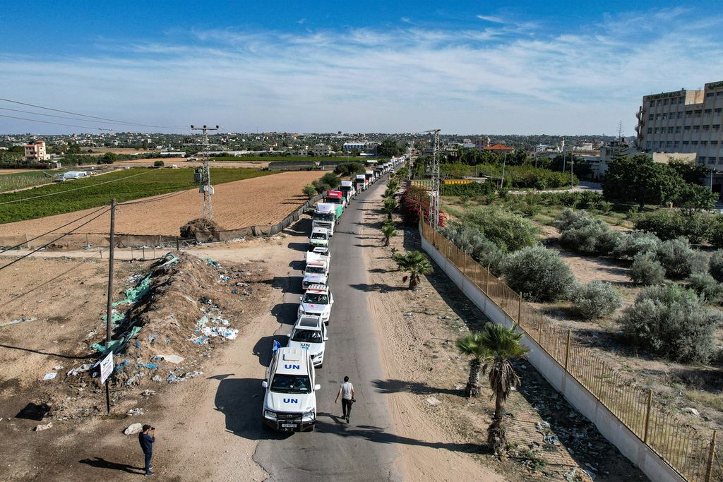 Foto udara memperlihatkan iring-iringan truk pengangkut bantuan kemanusiaan tiba dari Mesir setelah melintasi gerbang perbatasan Rafah menuju Khan Younis di Jalur Gaza, 21 Oktober 2023. 
