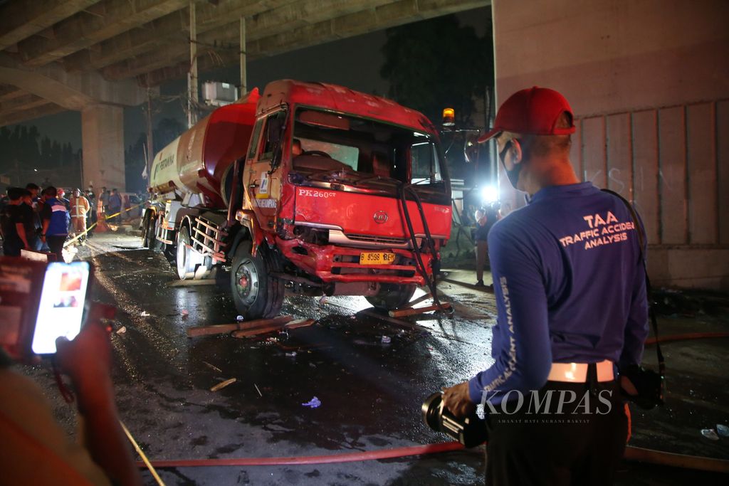Sebuah truk pengangkut BBM bernomor polisi B 9598 BEH menabrak kendaraan bermotor di Jalan Alternatif Cibubur, Kranggan, Bekasi, Jawa Barat, Senin (18/7/2022). Sebanyak 11 orang meninggal dalam kecelakaan yang disebabkan sopir truk tidak mampu mengendalikan kendaraannya itu. Lokasi kecelakaan terjadi di jalan turunan menuju lampu merah pertigaan sebuah kompleks perumahan yang belum lama dipasang.