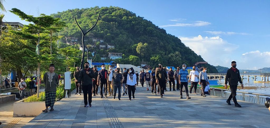 Vice President Ma'ruf Amin and Mrs Wury and their entourage took a morning walk on the shores of Labuan Bajo, West Manggarai, East Nusa Tenggara, Tuesday (15/3/2022) morning..