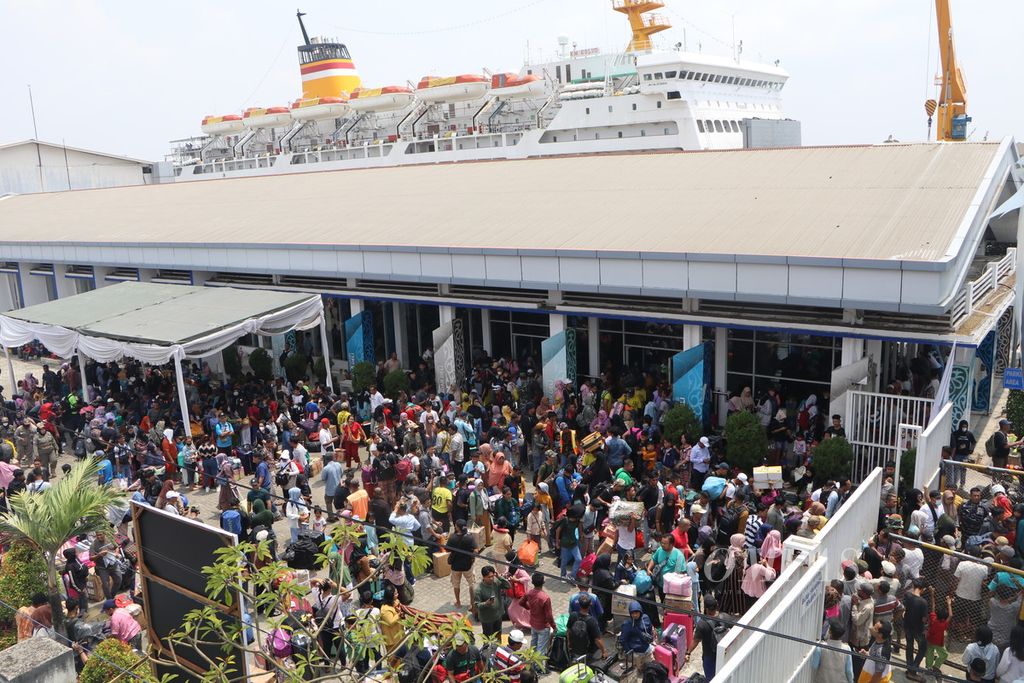 Sebanyak 2.600 pemudik yang menggunakan Kapal Motor Kelud tiba di Terminal Penumpang Bandar Deli, Pelabuhan Belawan, Medan, Selasa (18/4/2023).
