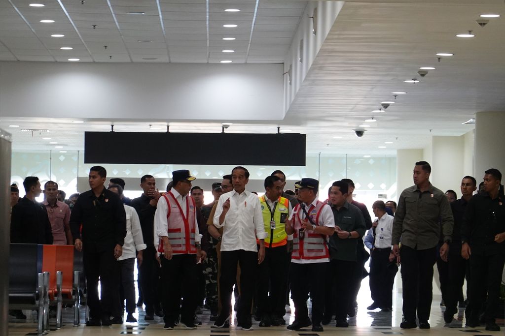 Presiden Joko Widodo meninjau Bandara Internasional Jawa Barat di Kertajati, Kabupaten Majalengka, Jawa Barat, pada Selasa (11/7/2023). 