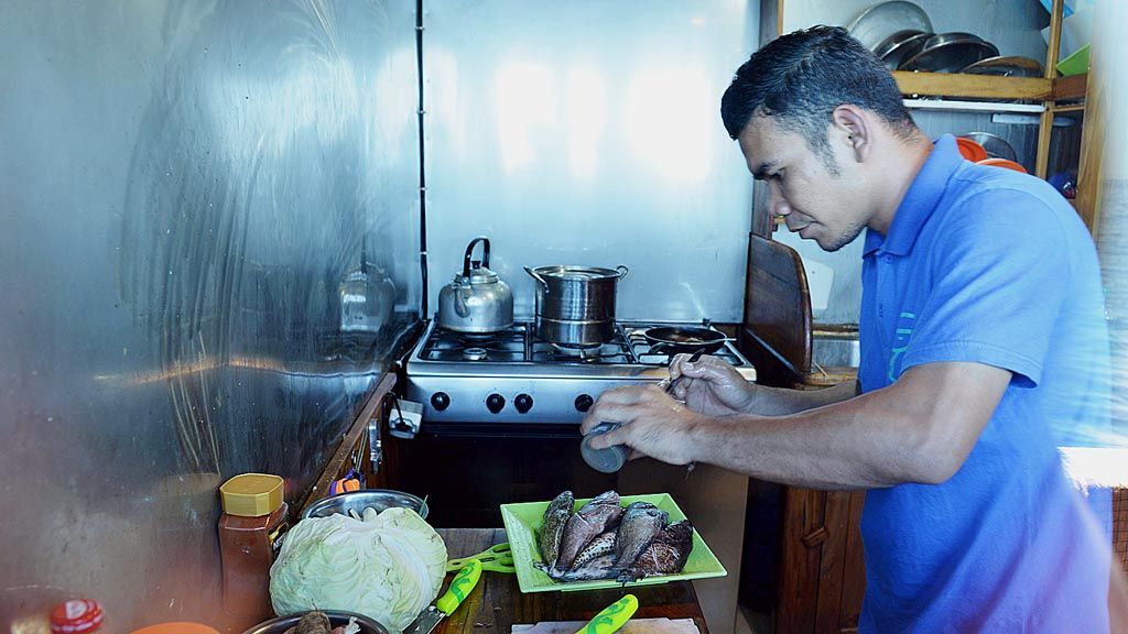 Aktivitas memasak di dapur KM Adishree, saat berlayar di Kawasan Taman Nasional Komodo, Manggarai Barat, Rabu (30/8). Olahan laut menjadi menu utama di kapal ini.