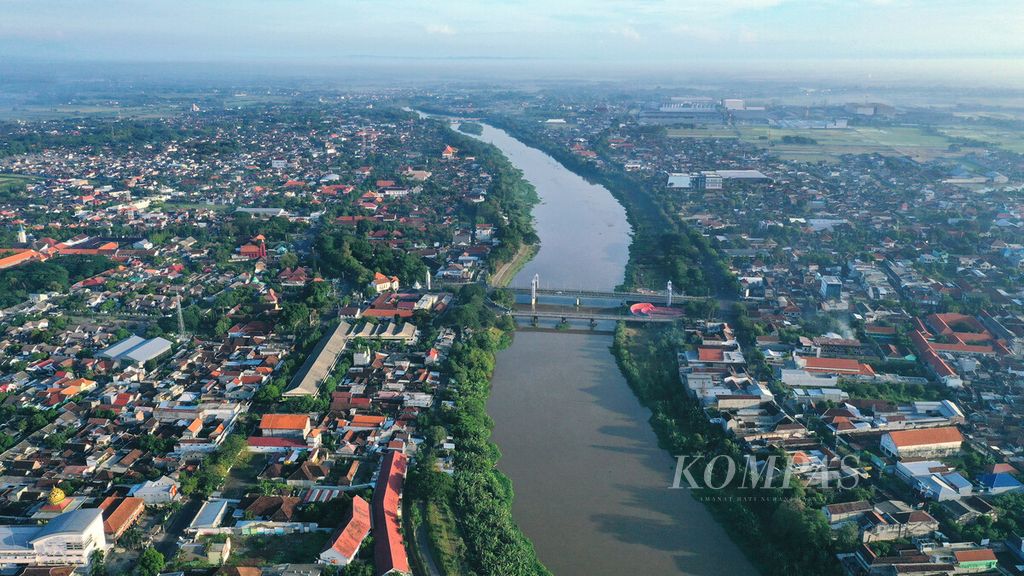 Sungai Brantas membelah Kota Kediri, Jawa Timur, Selasa (2/11/2021). 