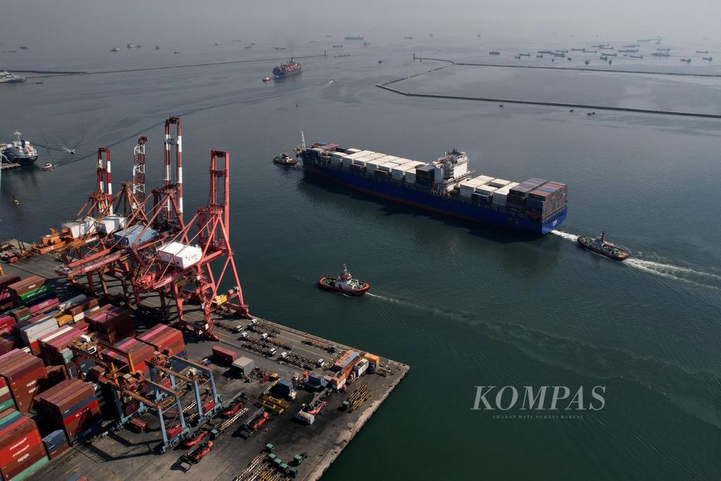 Kapal tunda dan kapal pandu membantu kapal pengangkut peti kemas meninggalkan Pelabuhan Tanjung Priok, Jakarta, seusai bongkar muat peti kemas, Kamis (20/7/2023).