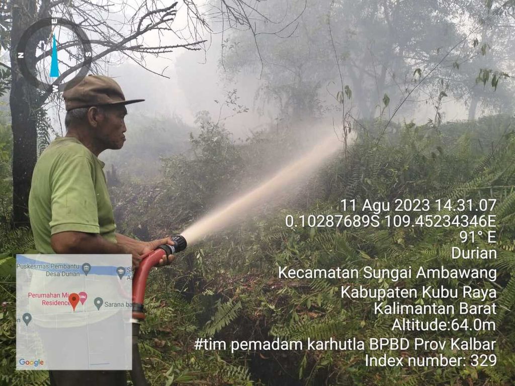 Pemadaman kebakaran lahan gambut di Kabupaten Kubu Raya, Kalimantan Barat, Jumat (11/8/2023).