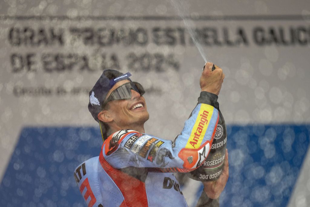 Selebrasi pebalap Gresini Racing Marc Marquez setelah balapan utama Grand Prix MotoGP seri Spanyol di Sirkuit Jerez, Jerez de la Frontera, Minggu (28/4/2024). Marquez berhasil finis kedua. 