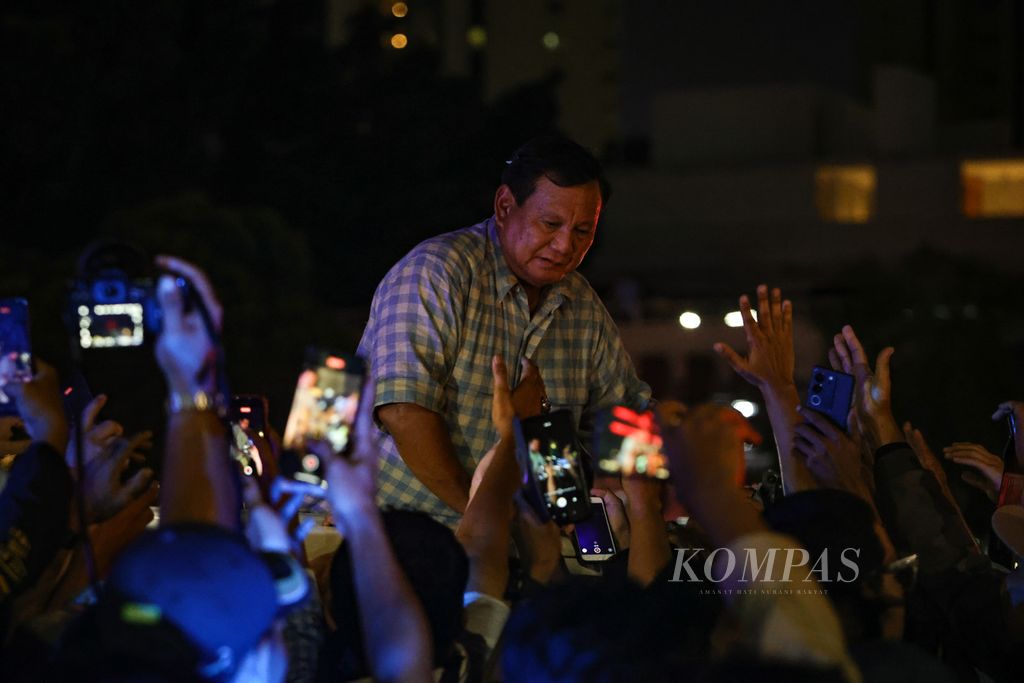 Calon presiden nomor urut 2, Prabowo Subianto, menyapa pendukungnya seusai merayakan keunggulan Prabowo-Gibran dalam hitung cepat, di Istora Senayan, Jakarta, Rabu (14/2/2024). 