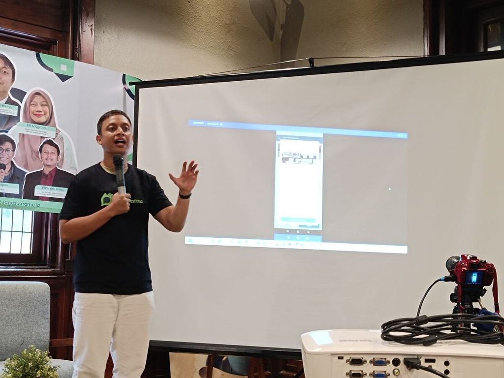 Salah satu pendiri, Shofwan Al Banna, menjelaskan cara kerja aplikasi pemantau Jagasuaramu.id saat peluncuran gerakan dan aplikasi tersebut, di Jakarta, Senin (15/1/2024). Aplikasi itu bisa digunakan untuk melaporkan kecurangan pemilu sekaligus melaporkan rekap penghitungan suara di tempat pemungutan suara (TPS).