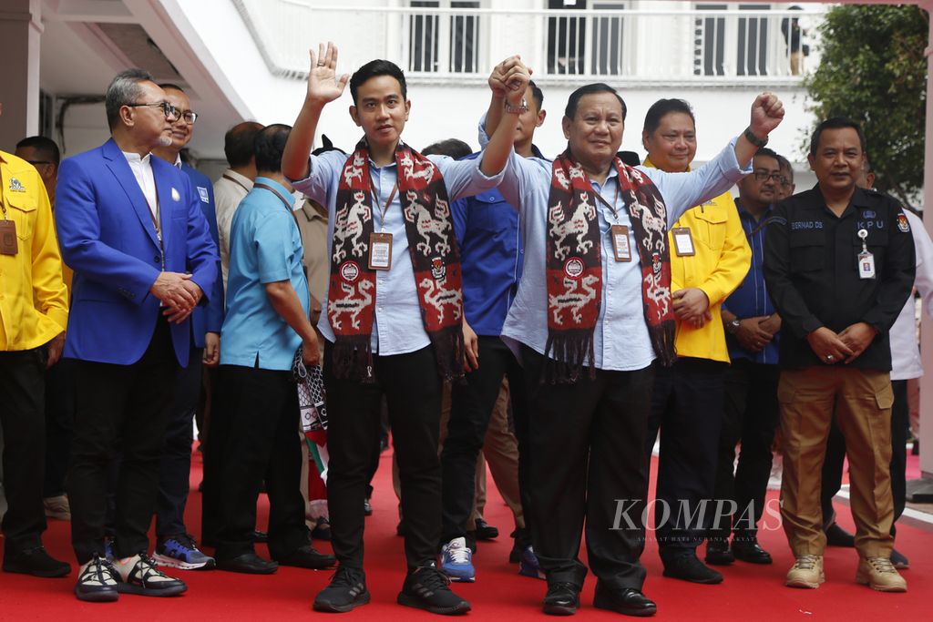 Prabowo Subianto dan Gibran Rakabuming Raka tiba di gedung KPU, Jakarta, Rabu (25/10/2023). Pasangan bakal capres-cawapres Prabowo dan Gibran didukung sembilan parpol yang tergabung dalam Koalisi Indonesia Maju.