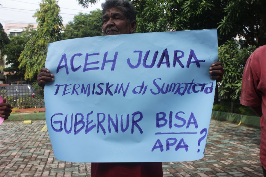 Sejumlah massa dari Aliansi Pemuda Aceh Menggugat (APAM) mendesak Komisi Pemberantasan Korupsi (KPK) untuk mengusut tuntas semua kasus dugaan korupsi di Aceh, Selasa (8/2/2022) di Banda Aceh. Sebelumnya pada Juni dan Oktober 2021 KPK telah memeriksa sejumlah pejabat Aceh terkait kasus pengadaan kapal aceh hebat dan proyek tahun jamak.
