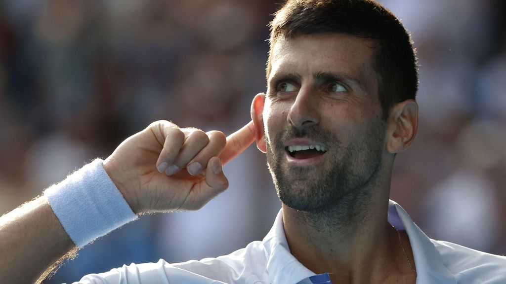 Reaksi petenis Serbia Novak Djokovic saat pertandingan perempat final Australia Terbuka melawan Taylor Fritz (Amerika Serikat) di Melbourne Park, Melbourne, Australia, Selasa (23/1/2024). 