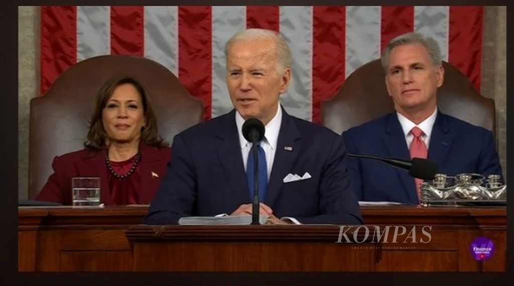 Tangkapan layar Presiden Amerika Serikat Joe Biden menyampaikan pidato kenegaraan di Washington, AS, Rabu (8/2/2023). Di belakang sebelah kiri adalah Wakil Presiden AS Kamala Harris dan di belakang kanan adalah Ketua DPR AS Kevin McCarthy. 