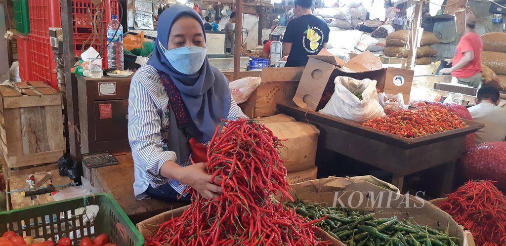 Pedagang cabai di Pasar Induk Kramat Jati, Jakarta Timur, Senin (9/5/2022).