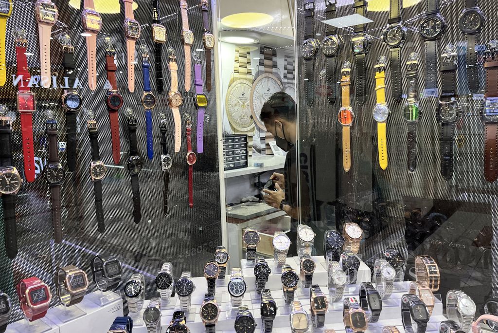 Berbagai model jam tangan dipajang di etalase di gerai di pusat perbelanjaan di kawasan Kuningan, Jakarta Selatan, 13 Juli 2022.