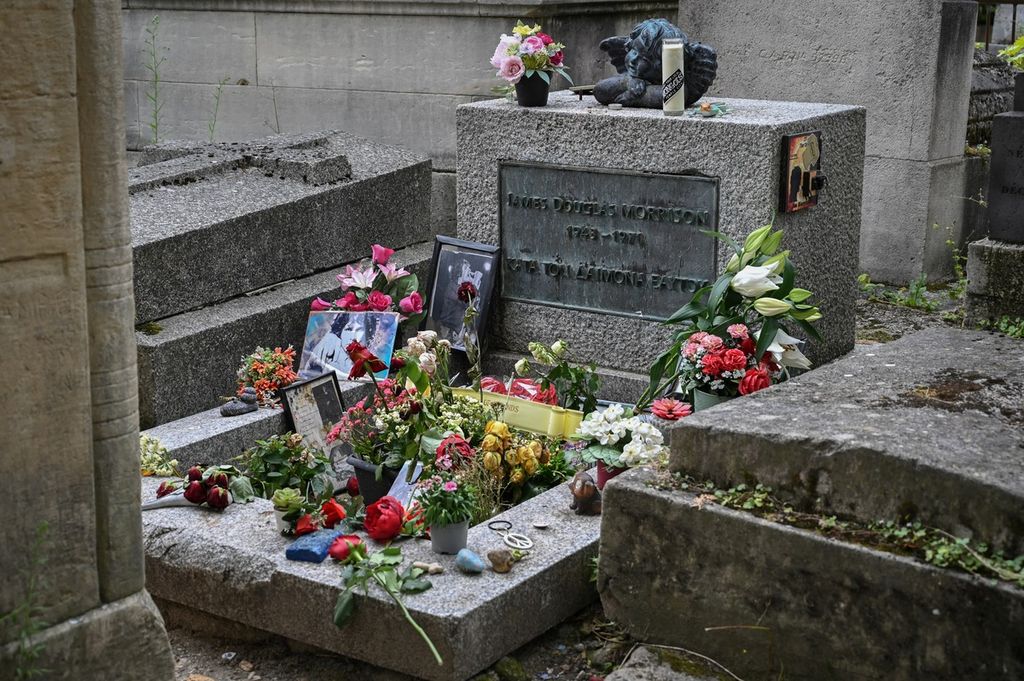 Makam pentolan grup musik The Doors, Jim Morrison, di tempat pemakaman Pere Lachaise, Paris, Perancis, 8 Agustus 2023. Para penggemar Morrison atau The Doors biasanya berkumpul di makam ini setiap 13 Juli untuk memperingati kematian Morrison. 