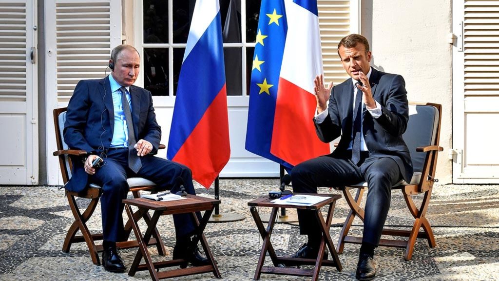 Presiden Perancis Emmanuel Macron bertemu dengan Presiden Rusia Vladimir Putin pada retret musim panasnya di Benteng Bregancon di pantai Mediterania, dekat Desa Bormes-les-Mimosa, Perancis selatan, Senin (19/8/2019). Mereka membicarakan sejumlah isu, termasuk ketegangan setelah gagalnya kesepakatan nuklir Iran 2015.