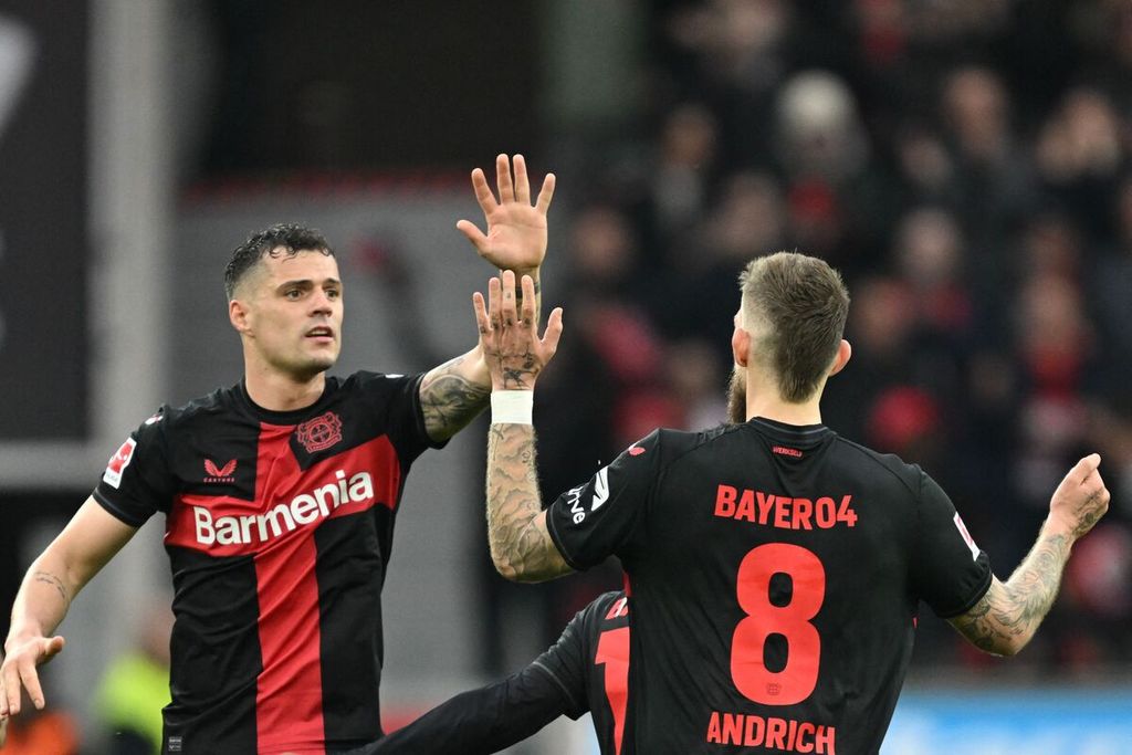 Gelandang Bayer Leverkusen, Robert Andrich dan Granit Xhaka, merayakan gol penyeimbang kedudukan dalam pertandingan Liga Jerman antara Bayer Leverkusen dan Hoffenheim di Stadion BayArena, Leverkusen, Jerman, Sabtu (30/3/2024). Leverkusen menang 2-1. 
