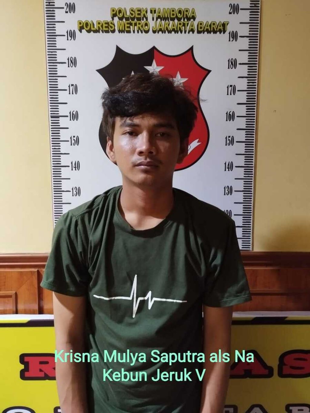 Polsek Tambora menangkap Krisna Mulya Saputra (19), tersangka kepemilikan senjata tajam untuk tawuran di daerah Jakarta Utara, Sabtu (20/5/2023). Ia bersama sepuluh remaja bersepeda motor berencana mencari lawan sesama kelompok remaja.