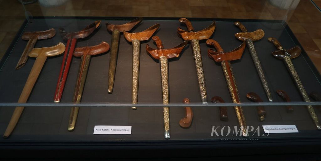 Koleksi keris milik Koentjaraningrat turut dipamerkan dalam pameran budaya dan seni "Peringatan 100 tahun Koentjaraningrat" di Bentara Budaya, Jakarta, Kamis (8/6/2023). 