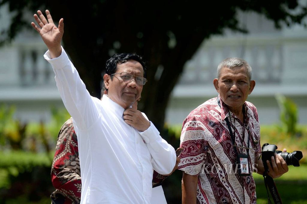 Mantan Ketua Mahkamah Konstitusi Mahfud MD menyambangi kompleks Istana Kepresidenan Jakarta, Senin (21/10/2019). Ia datang ke kompleks Istana Kepresidenan berbarengan dengan rencana Presiden Joko Widodo yang akan mengenalkan para calon menterinya. 