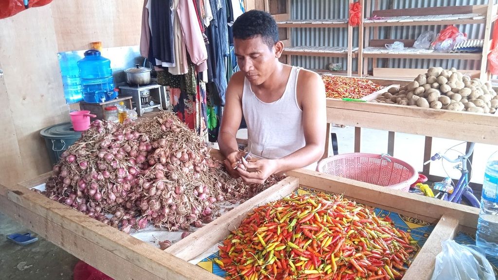 Pedagang cabai rawit dan bawang merah di Pasar Baru Youtefa, Kota Jayapura, Papua, Kamis (7/7/2022).