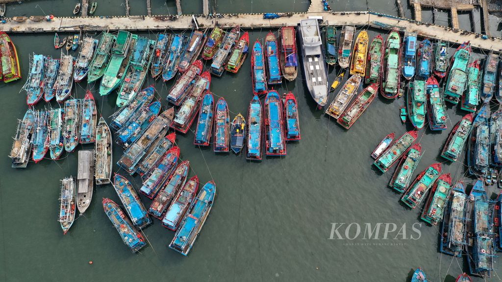 Kapal nelayan bersandar di Dermaga Ujung, Kelurahan Pluit, Kecamatan Penjaringan, Jakarta Utara, Selasa (21/2/2023). Puluhan kapal motor bersandar setelah sekitar tiga hingga empat bulan melaut mencari ikan. 