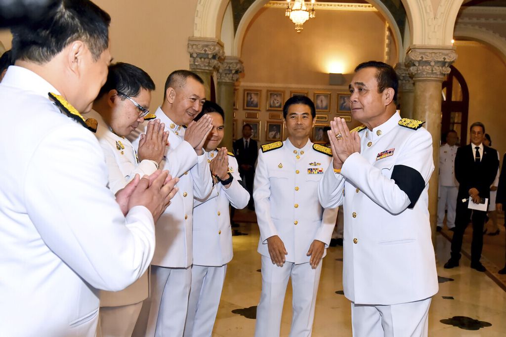 Mantan pemimpin junta Prayuth Chan-ocha (kanan) memberi selamat kepada para anggota koalisinya atas dukungan kerajaan yang diterimanya untuk melanjutkan tugas sebagai Perdana Menteri (PM Thailand) di Gedung Pemerintahan, Bangkok, Thailand, 11 Juni 2019. 