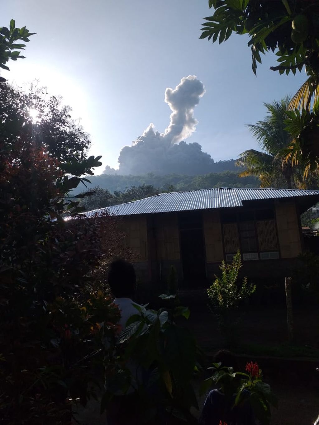 Gunung Lewotobi Laki-laki di Kecamatan Wulanggitang, Kabupaten Flores Timur, Nusa Tenggara Timur, erupsi pada Sabtu (23/12/2023). 